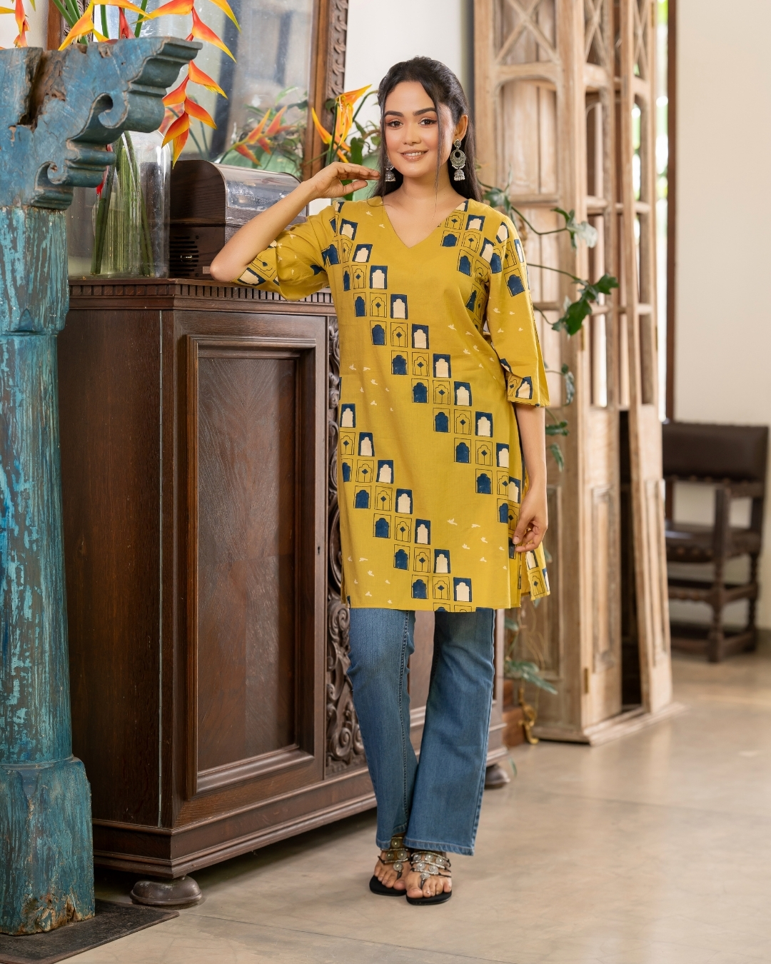 Motif Patterned V-Neck Kurta Top - Image 5