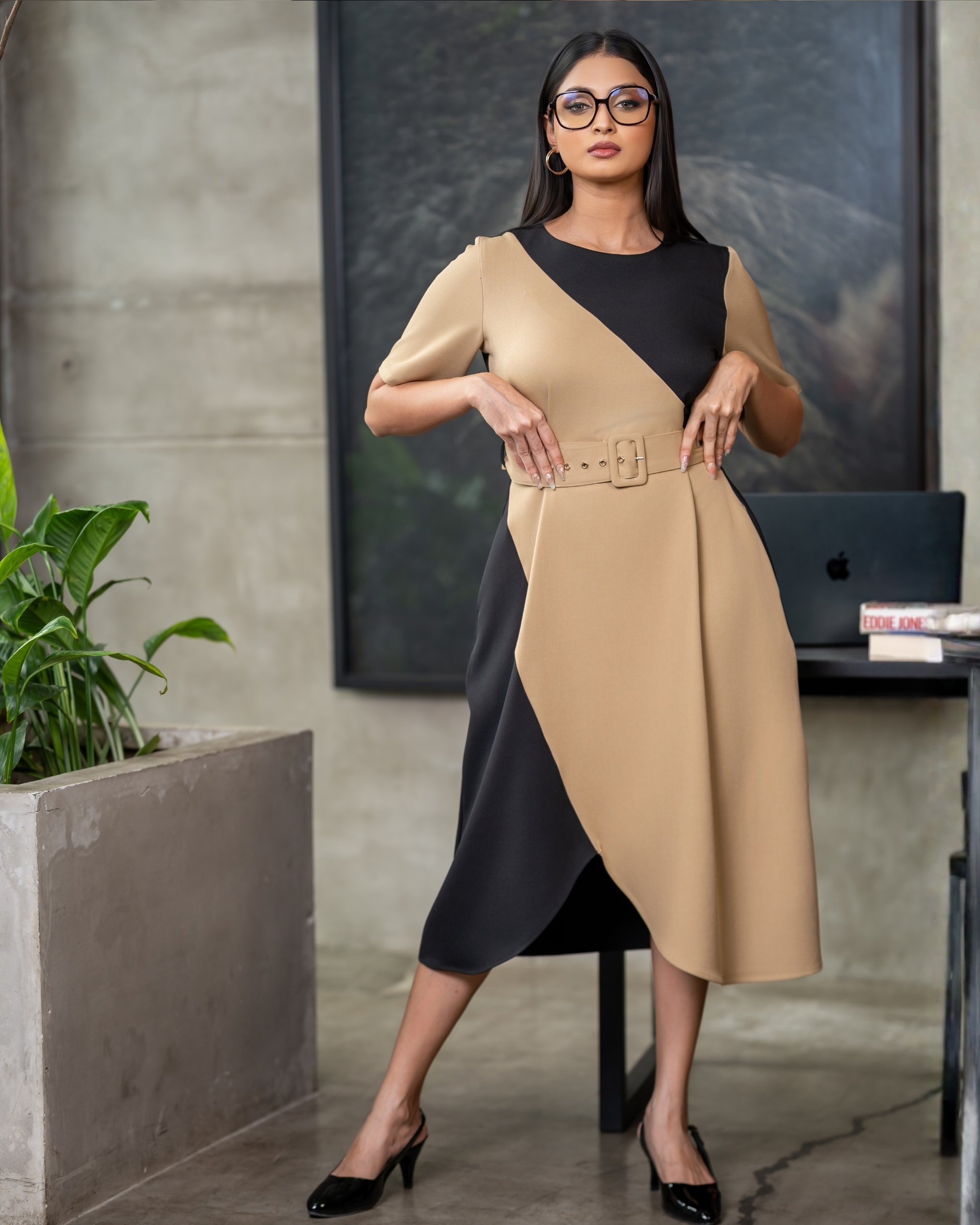 Two-Tone Belted Curve Hem Midi Dress - Image 4